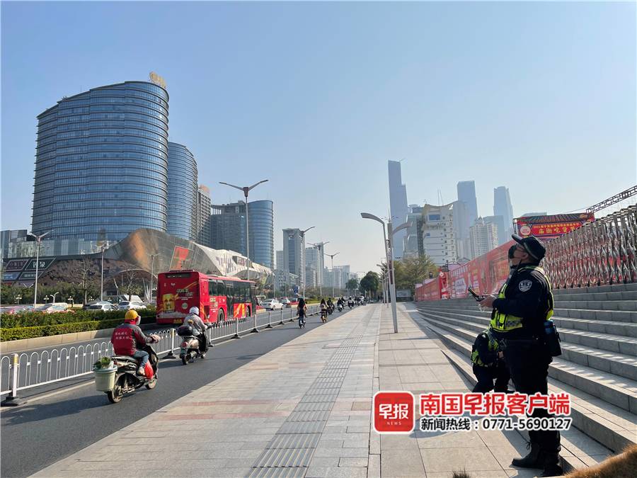 南寧交警出動無人機,1個小時抓拍多輛違法車輛(圖1) 南寧交警出動無人機,1個小時抓拍多輛違法車輛(圖1)