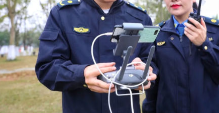 海口市城管利用無人機喊話勸離垂釣市民(圖2) 海口市城管利用無人機喊話勸離垂釣市民(圖2)