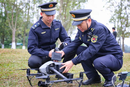 海口市城管利用無人機喊話勸離垂釣市民(圖3) 海口市城管利用無人機喊話勸離垂釣市民(圖3)